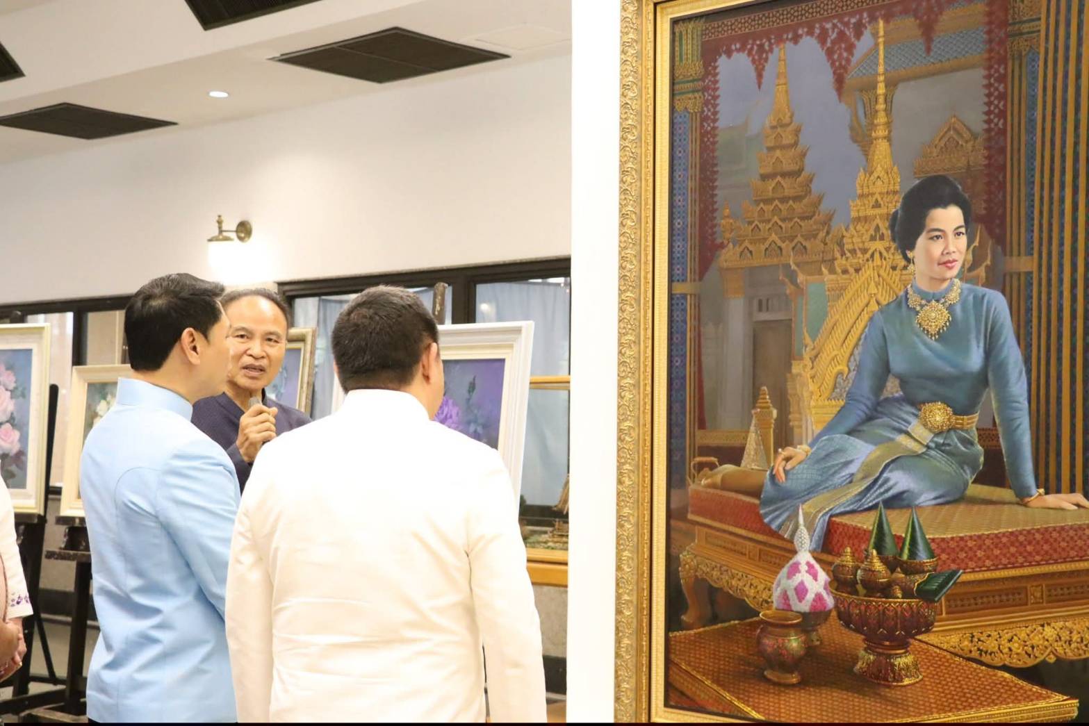 title - ศพส. จัดงาน “รักแห่งศิลป์ รักแห่งแผ่นดิน” เพื่อน้อมรำลึกในพระมหากรุณาธิคุณของสมเด็จพระนางเจ้าสิริกิติ์ พระบรมราชินีนาถ พระบรมราชชนนีพันปีหลวง ณ ศูนย์ส่งเสริมและพัฒนาอาชีพเสริมนอกภาคการเกษตร (ศูนย์ศิลปาชีพบางไทรฯ เดิม)